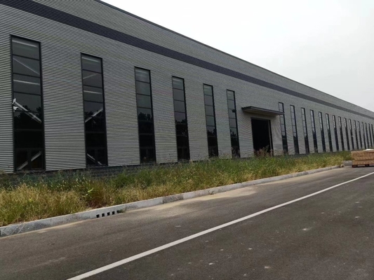 Magazzino d'acciaio prefabbricato robusto con la porta di rotolamento
