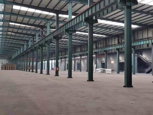 Edifici di magazzini in acciaio progettati in modo efficiente prefabbricati con finestre in lega di alluminio