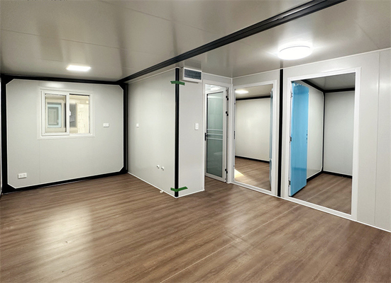 Casa in container grigia con porta in acciaio per hotel