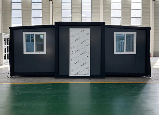 Casa in container grigia con porta in acciaio per hotel