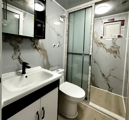 Casa in container bianca con bagno