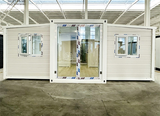 Casa in container bianca con bagno