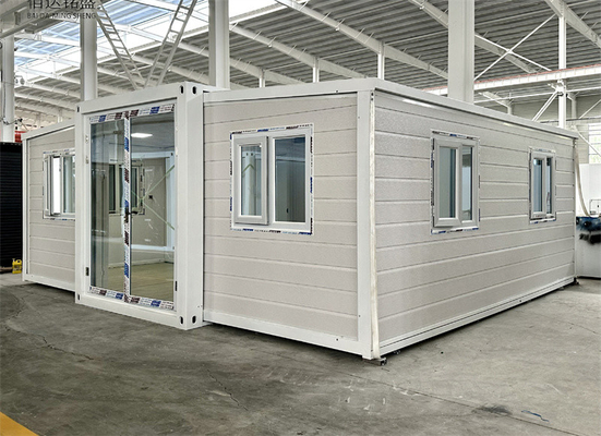 Casa in container bianca con bagno