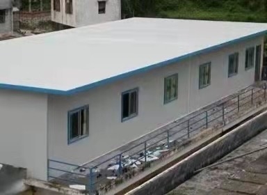 Casa di legno d'acciaio di verniciatura del calibro leggero che elabora officina con la gru